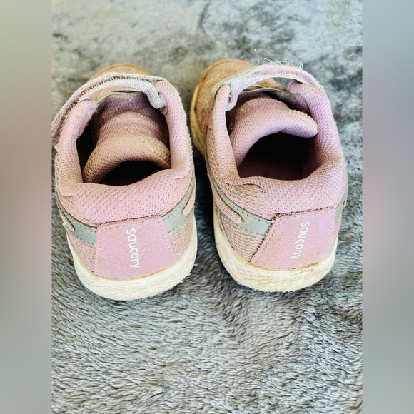 Saucony Sneaker size 11.5 wide girls, velcro, in metallic lavender/pink color - Picture 3 of 6